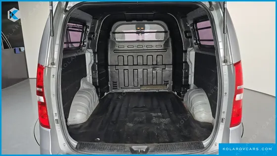 HYUNDAI STAREX 5-SEATER VAN