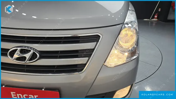 HYUNDAI STAREX 5-SEATER VAN