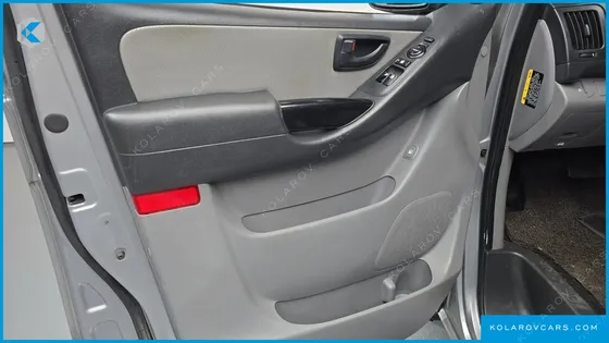 HYUNDAI STAREX 5-SEATER VAN
