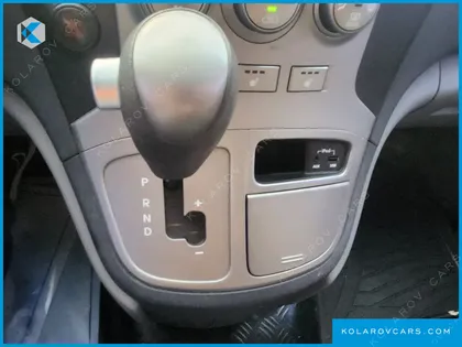 HYUNDAI STAREX 5-SEATER VAN