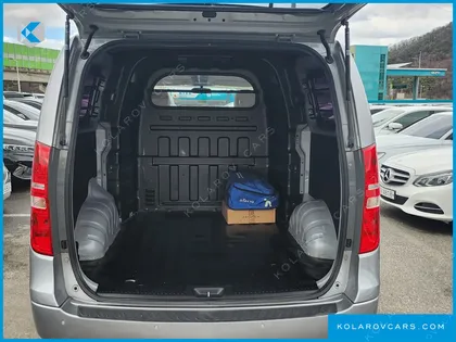 HYUNDAI STAREX 5-SEATER VAN