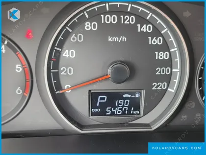 HYUNDAI STAREX 5-SEATER VAN