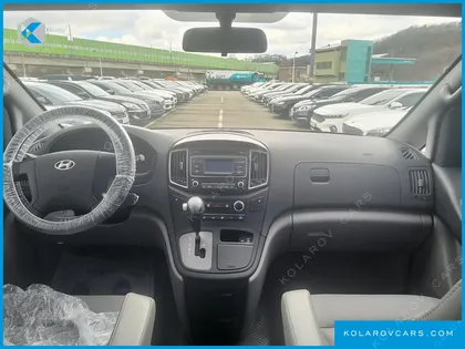 HYUNDAI STAREX 5-SEATER VAN