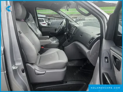 HYUNDAI STAREX 5-SEATER VAN