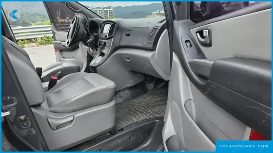 HYUNDAI STAREX 5-SEATER VAN