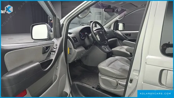 HYUNDAI STAREX 5-SEATER VAN