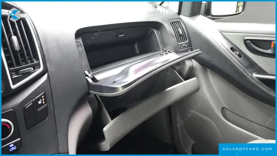 HYUNDAI STAREX 5-SEATER VAN