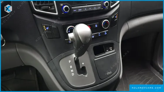 HYUNDAI STAREX 5-SEATER VAN