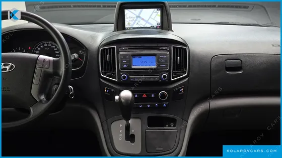 HYUNDAI STAREX 5-SEATER VAN