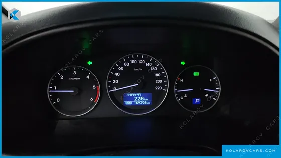 HYUNDAI STAREX 5-SEATER VAN