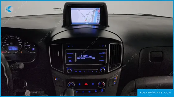 HYUNDAI STAREX 5-SEATER VAN