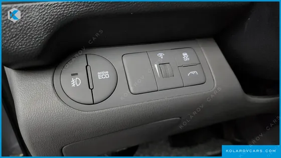 HYUNDAI STAREX 5-SEATER VAN