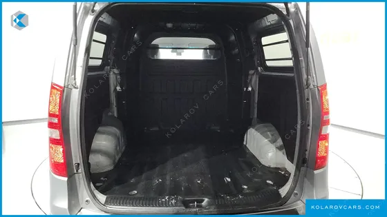 HYUNDAI STAREX 5-SEATER VAN