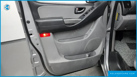 HYUNDAI STAREX 5-SEATER VAN