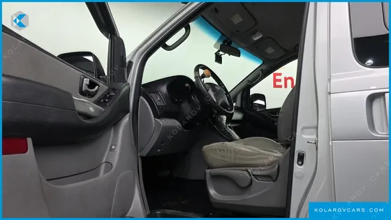 HYUNDAI STAREX 5-SEATER VAN