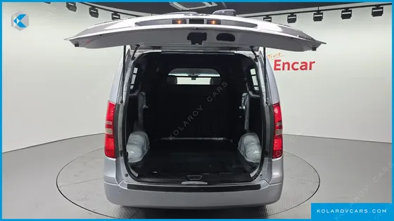 HYUNDAI STAREX 5-SEATER VAN