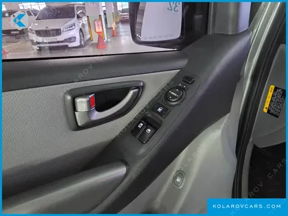 HYUNDAI STAREX 5-SEATER VAN