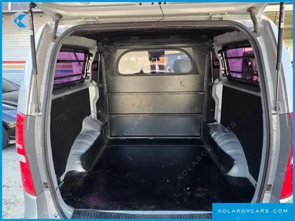 HYUNDAI STAREX 5-SEATER VAN