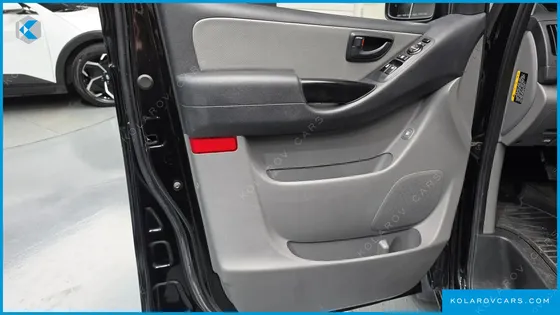 HYUNDAI STAREX VAN 5-SEATER