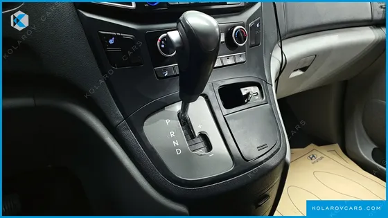 HYUNDAI STAREX VAN 5-SEATER