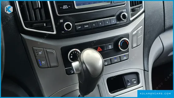 HYUNDAI STAREX VAN 3-SEATER