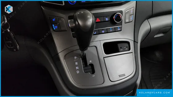 HYUNDAI STAREX VAN 5-SEATER