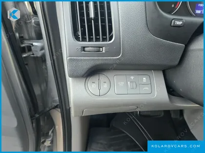 HYUNDAI STAREX VAN 5-SEATER