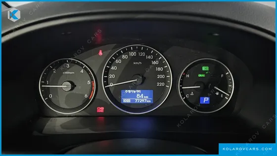 HYUNDAI STAREX VAN 5-SEATER