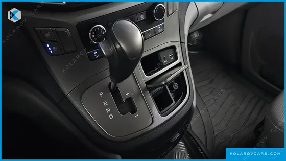 HYUNDAI STAREX VAN 5-SEATER