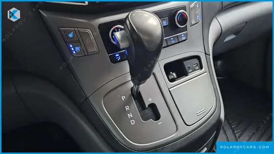 HYUNDAI STAREX VAN 5-SEATER