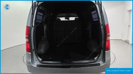 HYUNDAI STAREX VAN 5-SEATER