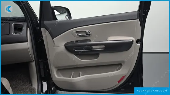 KIA CARNIVAL 9-SEATER LUXURY