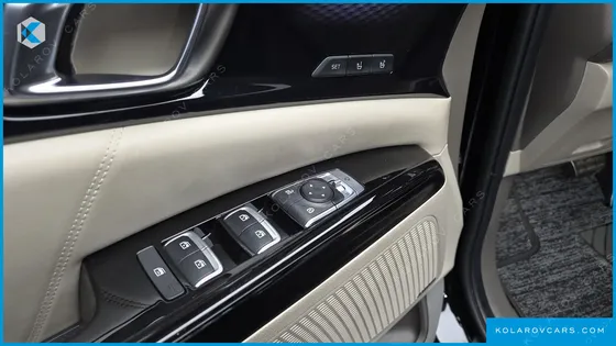 KIA CARNIVAL GASOLINE 7-SEATER HI-LIMOUSINE