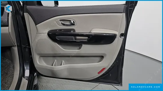 KIA CARNIVAL 9-SEATER PRESTIGE