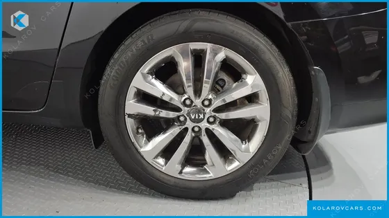 KIA CARNIVAL 9-SEATER PRESTIGE