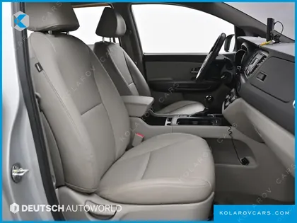 KIA CARNIVAL 6-SEATER WHEELCHAIR LIFT
