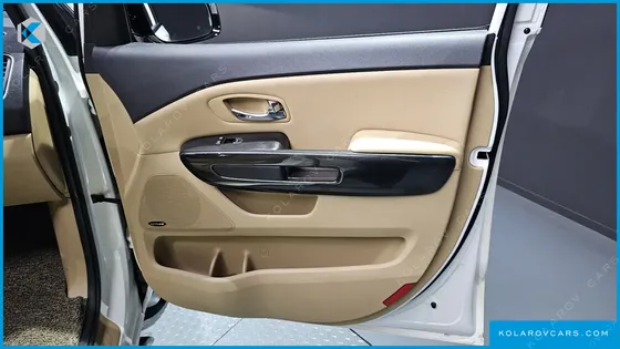 KIA CARNIVAL 9-SEATER NOBLESSE