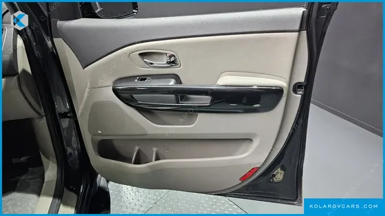 KIA CARNIVAL 9-SEATER NOBLESSE
