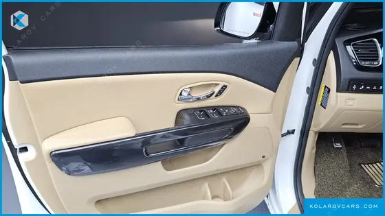 KIA CARNIVAL GASOLINE 9-SEATER NOBLESSE
