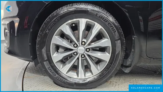 KIA CARNIVAL 9-SEATER LUXURY