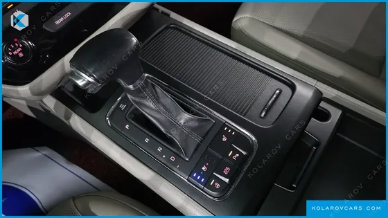 KIA CARNIVAL 9-SEATER LUXURY