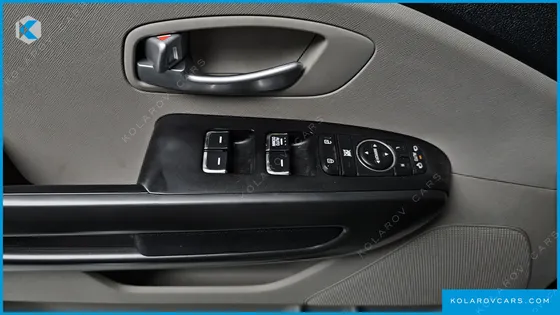 KIA CARNIVAL 11-SEATER DELUXE