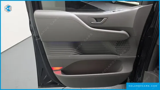 HYUNDAI STARIA LOUNGE 9-SEATER