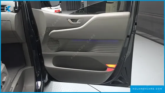 HYUNDAI STARIA LOUNGE 9-SEATER
