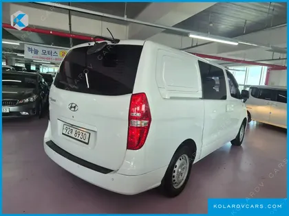 HYUNDAI STAREX 5-SEATER VAN