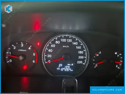 HYUNDAI STAREX 5-SEATER VAN