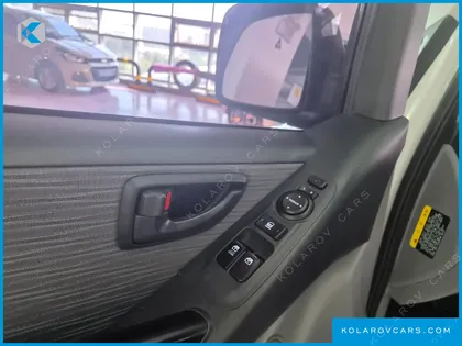 HYUNDAI STAREX 5-SEATER VAN