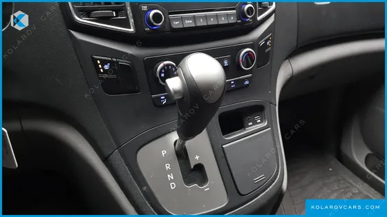 HYUNDAI STAREX 3-SEATER VAN