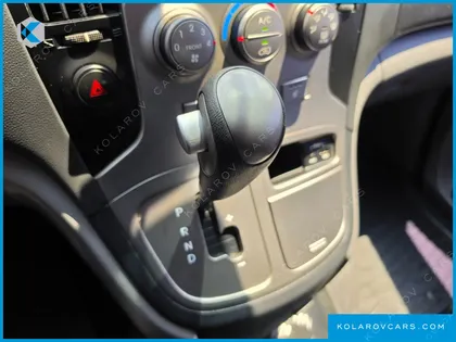 HYUNDAI STAREX 5-SEATER VAN