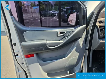 HYUNDAI STAREX 5-SEATER VAN